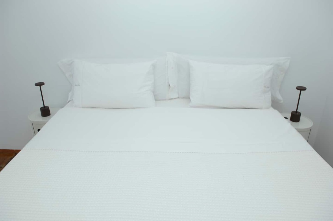 Serene slaapkamer met een rustige en minimalistische uitstraling.