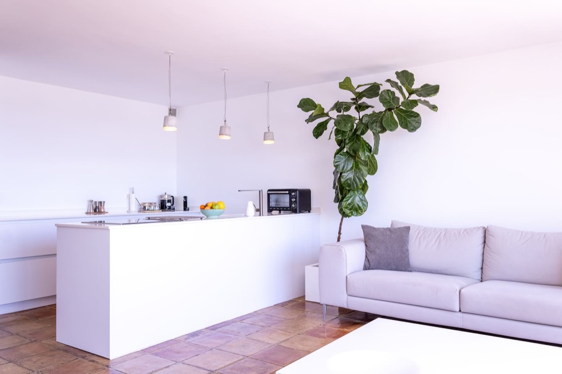 Heerlijke ruime woonkamer met open moderne keuken, van alle gemakken voorzien.