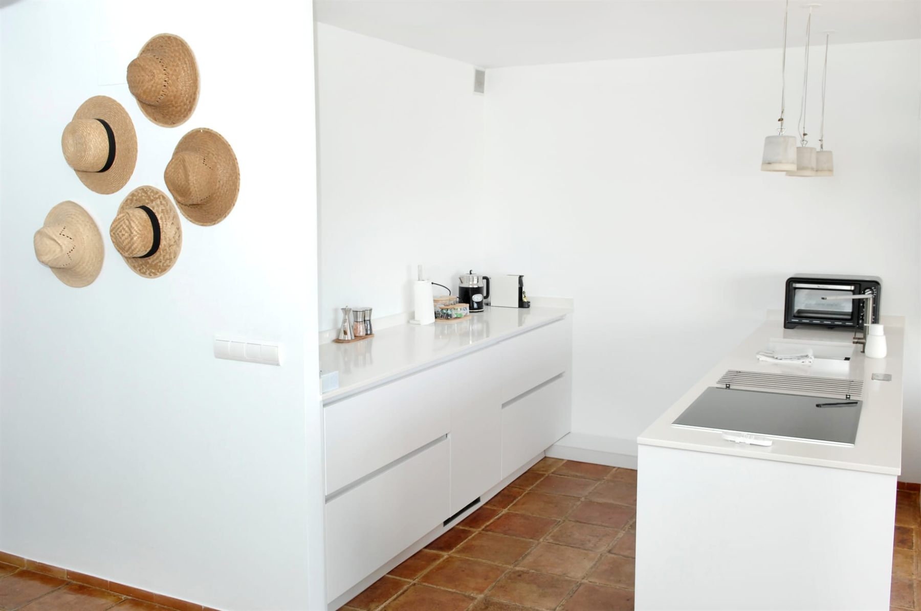 De moderne keuken biedt alle benodigde voorzieningen en een prachtig uitzicht op zee.